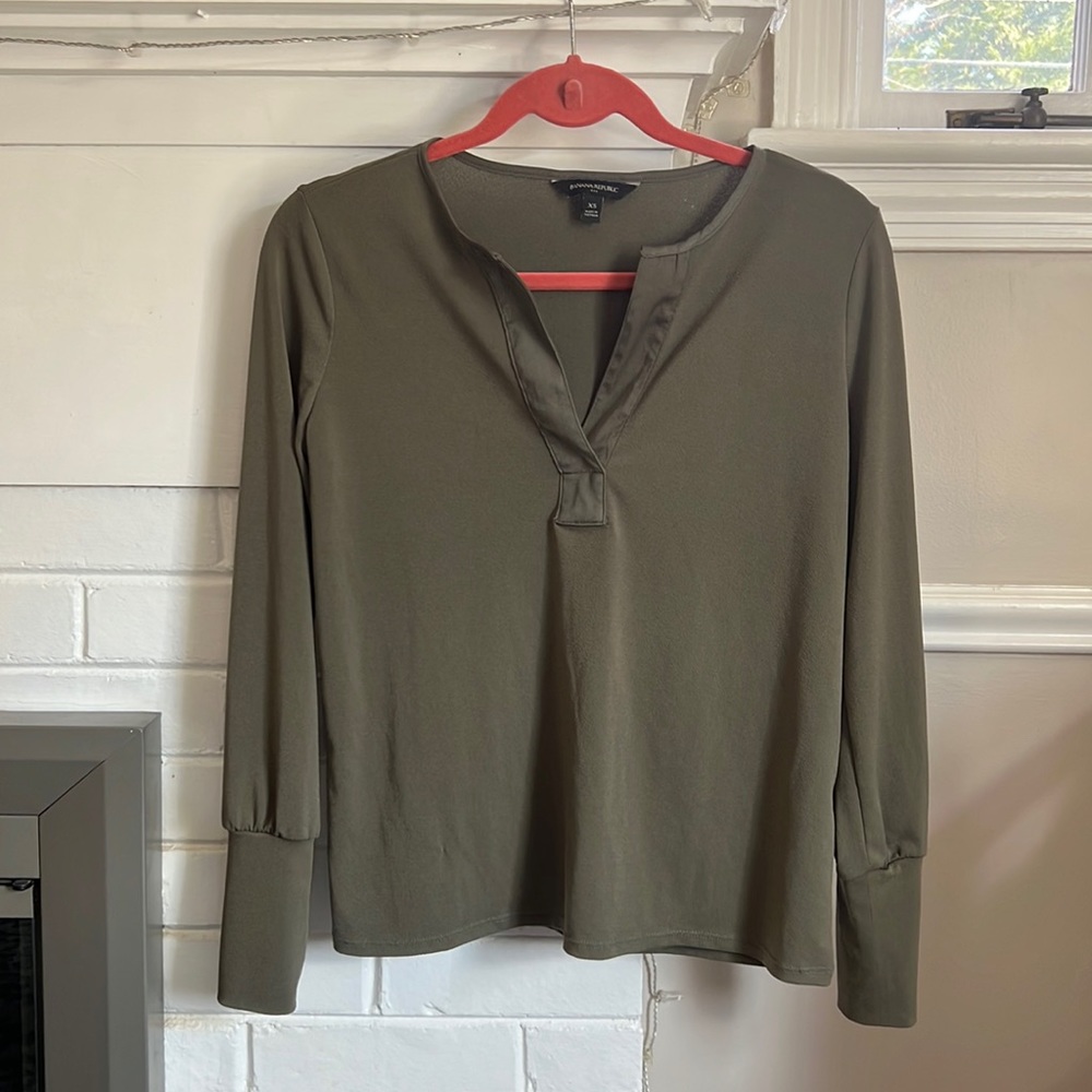 Banana Republic Olive Green Long  Sleeve V Neck Lightweight Top Women’s size XS